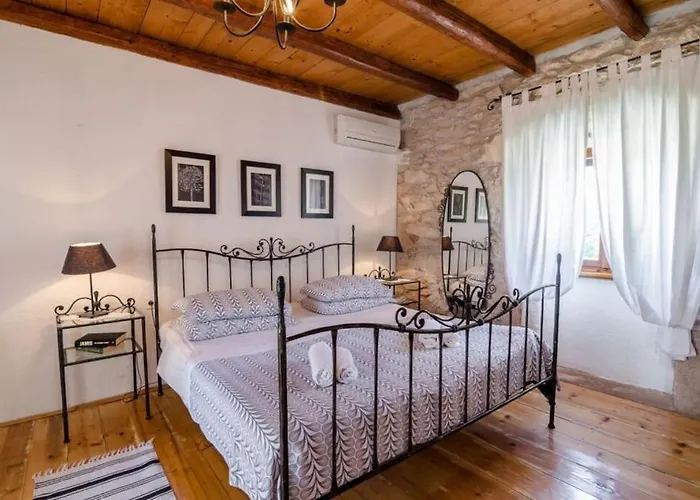 Rustical Stone House With Pool Σπίτι διακοπών *