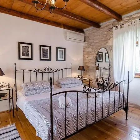 Rustical Stone House With Pool Сasa de vacaciones *